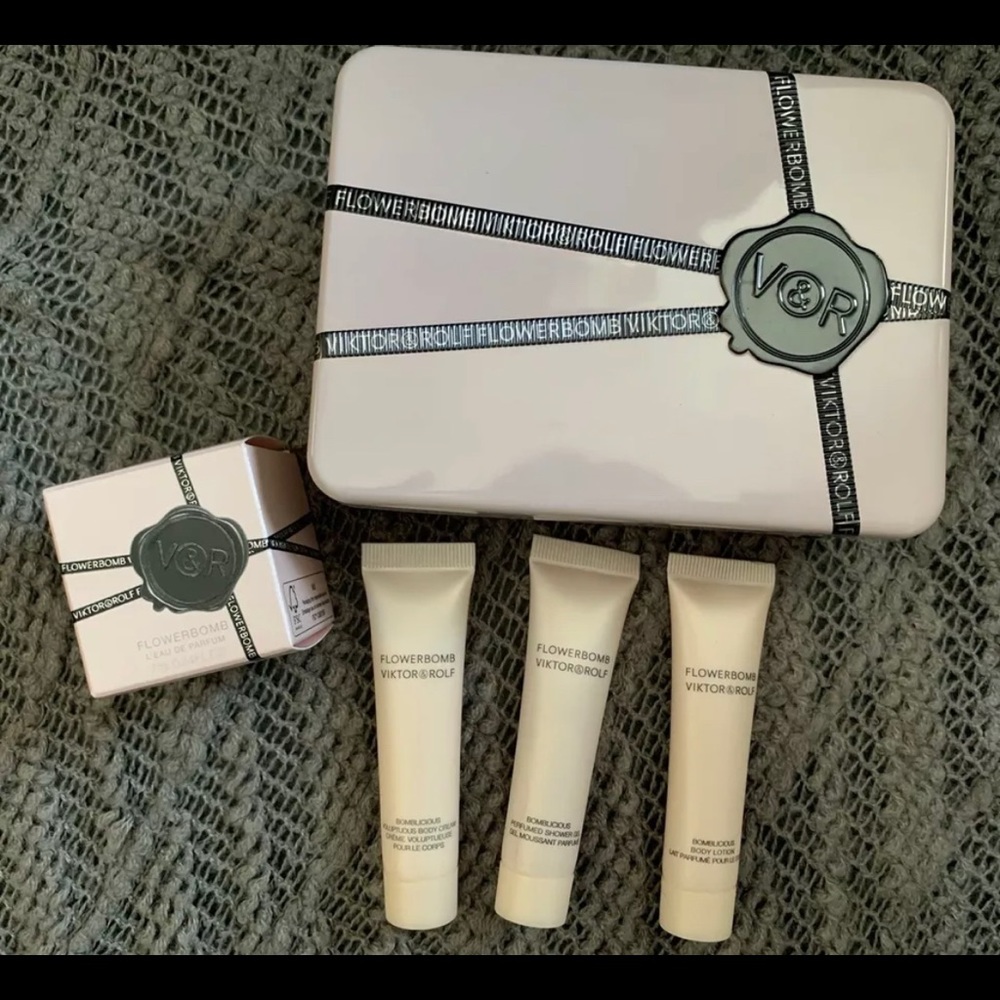 Viktor & Rolf Flowerbomb gift set